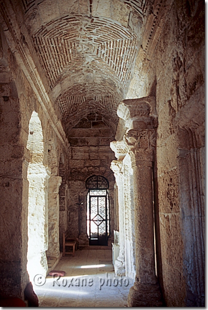 Couloir à l'entrée de l'église de Hah - Hall in Hah's church - Anitli kilisesi  Hah - Anitli