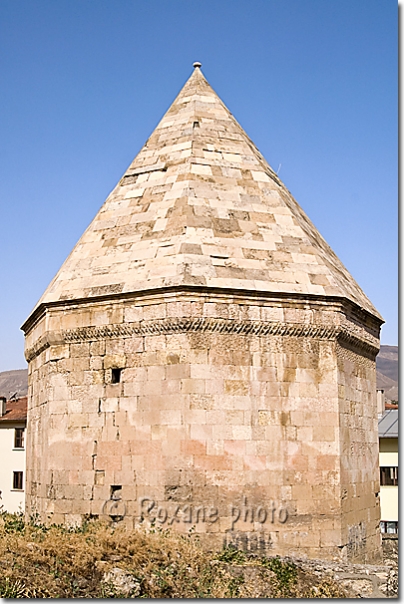 Mausolee de Sahin Shah - Shahin Shah mausoleum - Sahin Shah turbesi - Divrigi - Divriği