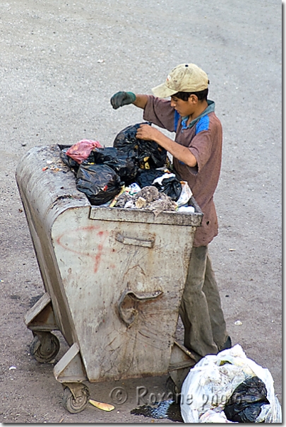 Adolescent fouillant une poubelle - Adolescent searching in a garbage Batman