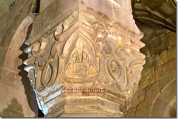 Chapiteau de colonne sculpté - Hôpital de Divrigi - Column capital carved - Divrigi hospital - Divrigi darüssifasi - Divrigi - Divriği