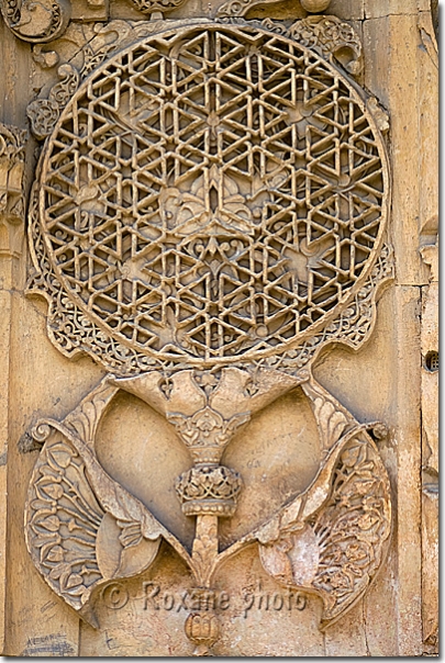 Rosace et palmettes sculptées - Mosquée hôpital de Divrigi - Bas-relief Mosque hospital of Divrigi - Ulu cami ve hastane Divrigi'de - Divrigi