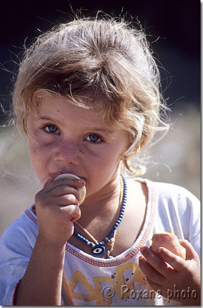 Petite fille et sa tétine - Girl - Hasankeyf